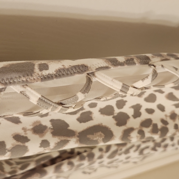 Victoria's Secret  animal print leggings nwt - Picture 2 of 3